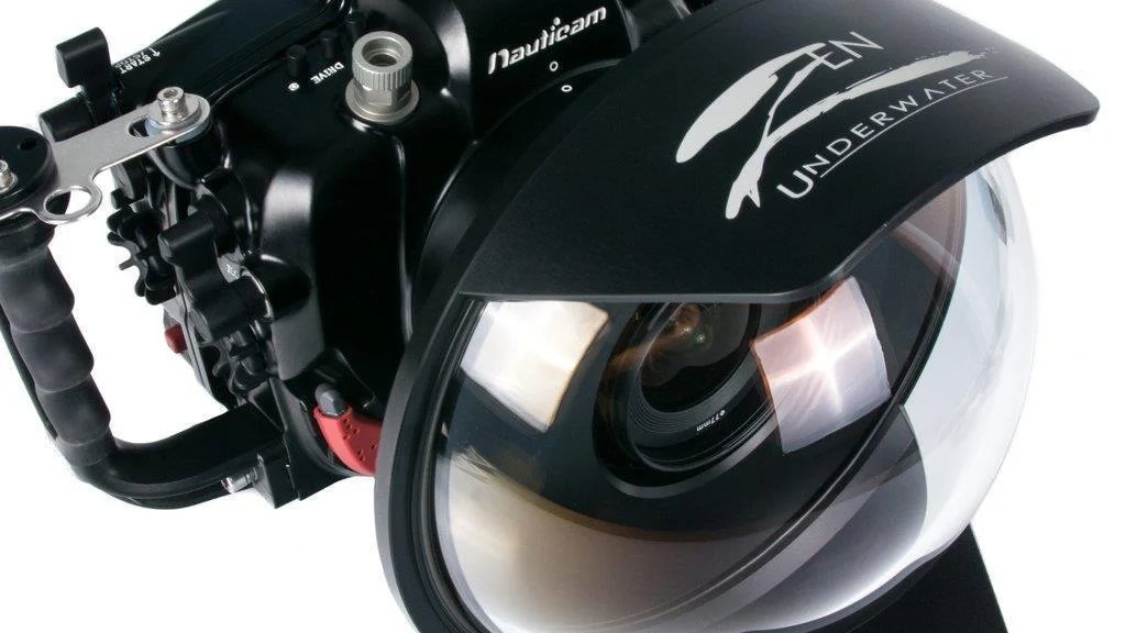 غواص تجاري بخوذة كاملة يستعد لعمل احترافي بحري